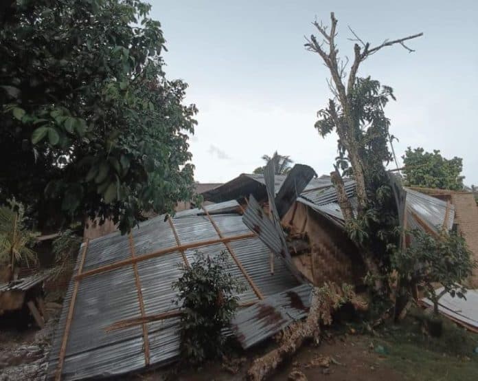 hujan_dan_angin_kencang_rumah_warga_raya_kahean_rusak