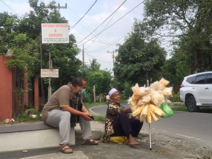 hujan_dan_panas_pria_tunanetra_jualan_kerupuk_demi_istri_yang_stroke