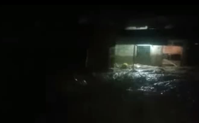 hujan_deras_aek_sarulla_yang_ada_di_taput_meluap_genangi_rumah_warga