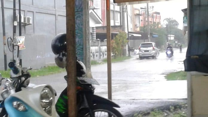 hujan_deras_dan_angin_kencang_pengendara_di_medan_memilih_menepi