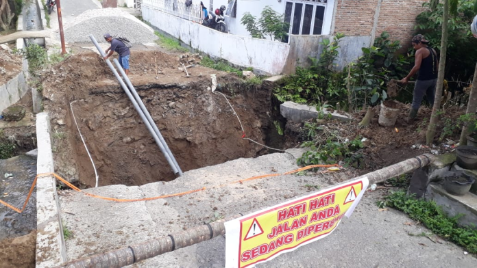 hujan_deras_di_siantar_jembatan_jalan_permata_biru_ambruk