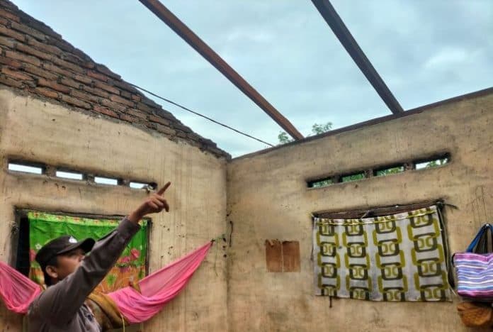 hujan_deras_disertai_angin_kencang_sejumlah_rumah_di_sergai_rusak