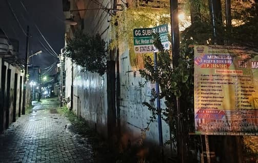 hujan_deras_gang_subur_lama_jalan_katamso_medan_terendam_banjir