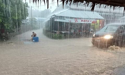 hujan_deras_jalanan_di_talun_kenas_deli_serdang_banjir