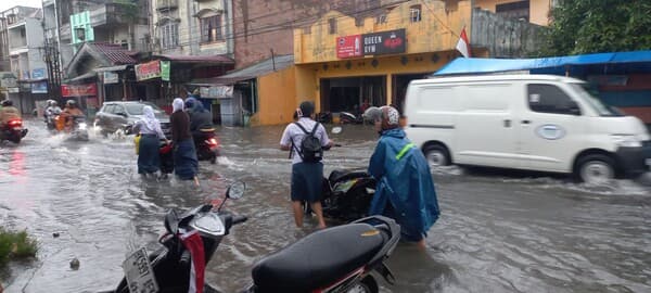 hujan_deras_kawasan_seputaran_jalan_amal_banjir