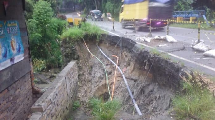 hujan_deras_longsor_jembatan_sisingamangaraja_makin_lebar