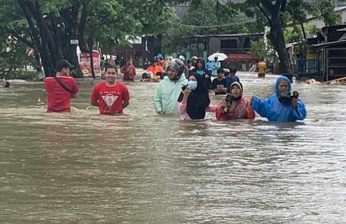 hujan_deras_makassar_dikepung_banjir_setinggi_1_hingga_15_meter