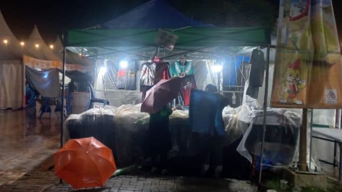 hujan_deras_melanda_pelaku_umkm_pon_xxi_panik_dagangan_tak_laku
