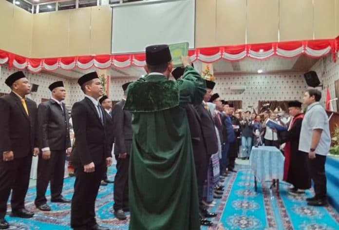 hujan_deras_mengakibatkan_pelantikan_anggota_dprd_sibolga_molor