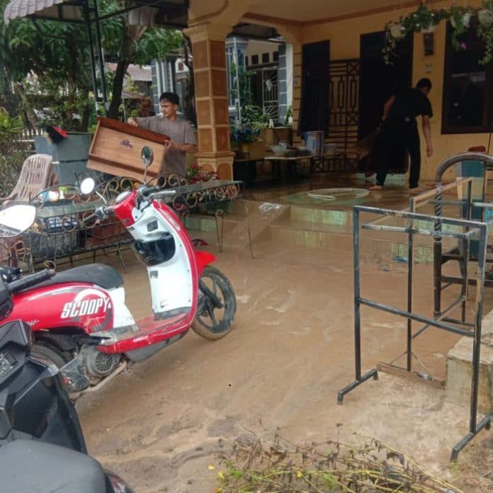 hujan_deras_ratusan_rumah_warga_terendam_banjir_di_serbelawan