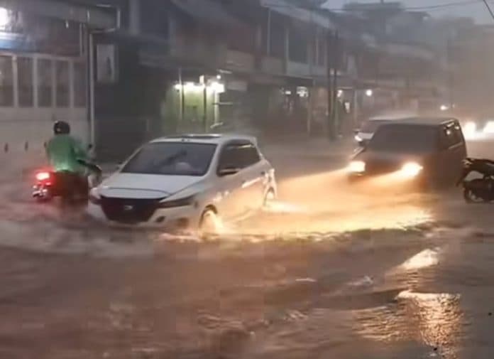 hujan_deras_sejumlah_ruas_jalan_di_siantar_tergenang_banjir