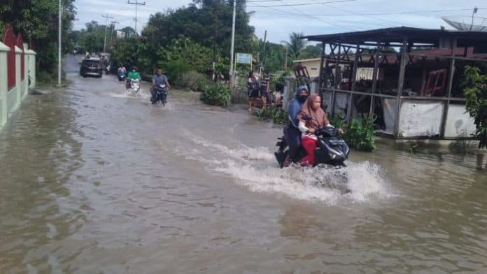 hujan_deras_sejumlah_wilayah_di_kelurahan_tambun_nabolon_siantar_terendam_banjir