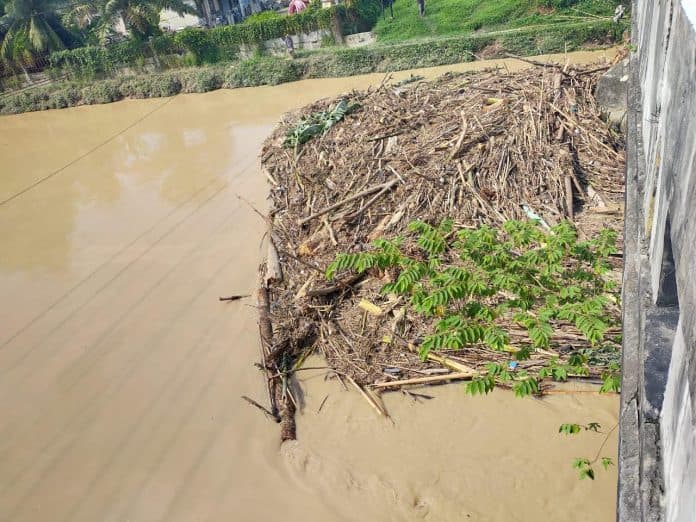 hujan_deras_sungai_padang_tebingtinggi_dipenuhi_tumpukan_kayu