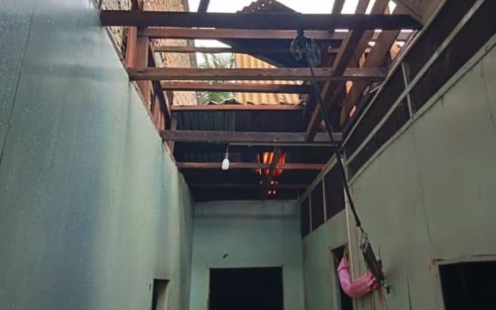 hujan_es_disertai_angin_kencang_terpa_puluhan_rumah_di_dairi