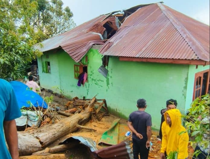 hujan_es_disertai_angin_puting_beliung_hantam_16_rumah_di_taput_1_warga_tewas