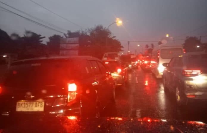 hujan_gerimis_jalinsum_tanjung_morawa_sempat_macet_sepanjang_2_km