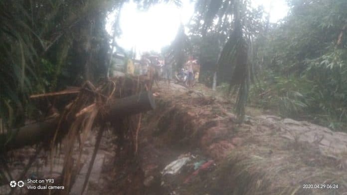 hujan_lebat_sungai_meluap_rumah_warga_kebanjiran_dan_tiang_listrik_tumbang_di_nagori_bosar_galugur
