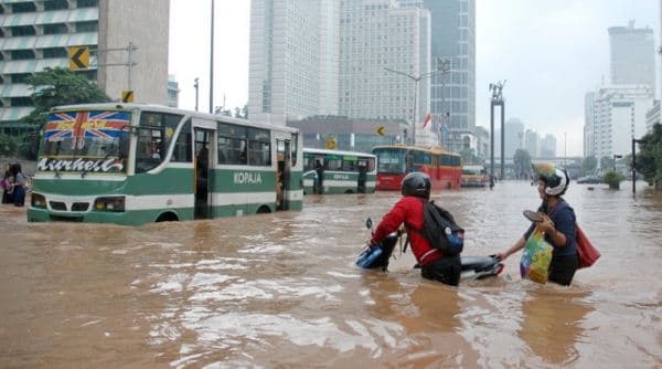 hujan_mengguyur_10_ruas_jalan_di_jakarta_terendam_banjir