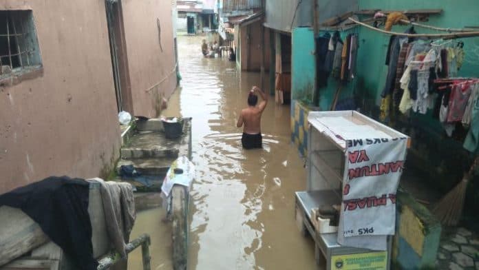 hujan_seharian_beberapa_titik_di_medan_maimun_kebanjiran