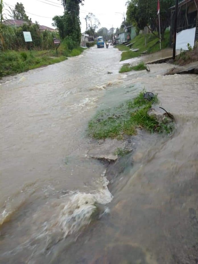 hujan_seharian_ruas_jalan_di_siantar_tergenang_banjir