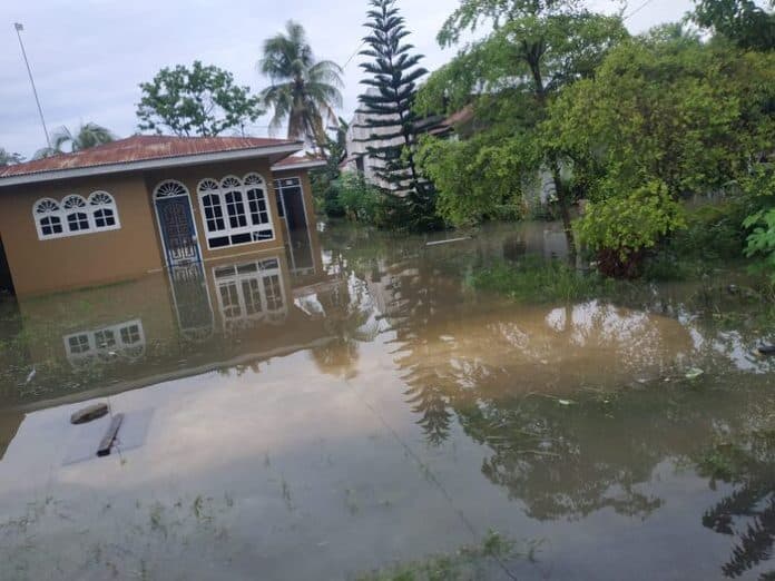 hujan_semalaman_rumah_dan_jalanan_terendam_banjir_di_deli_serdang