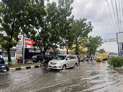 hujan_singkat_di_jalan_letda_sujono_medan_kembali_picu_banjir