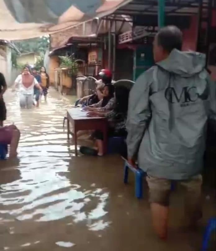 hujan_tak_kunjung_berhenti_luapan_air_di_medan_amplas_makin_tinggi