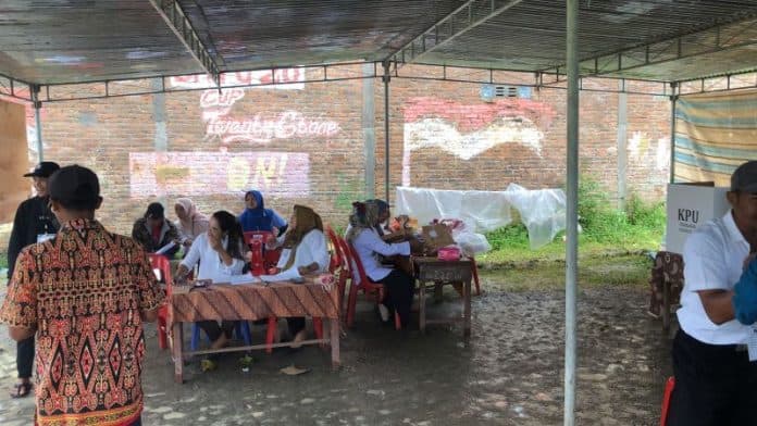 hujan_warnai_pilkada_2024_di_simalungun_antusiasme_masyarakat_terganggu