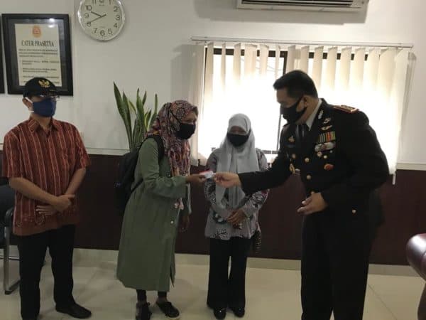 hut_bhayangkara_polri_ke_74_kapolrestabes_medan_serahkan_sim_gratis