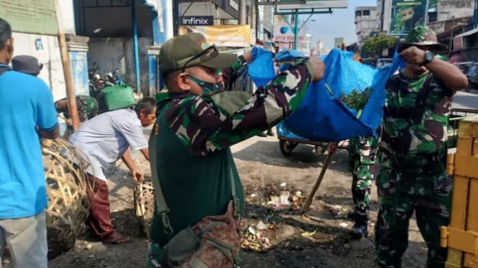 hut_brigif_7rr_koramil_galang_bersama_warga_gotong_royong_bersihkan_sampah