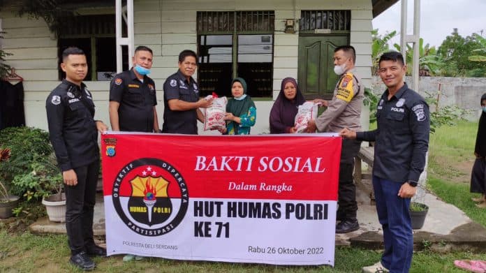 hut_humas_polri_humas_polresta_deli_serdang_bagikan_sembako