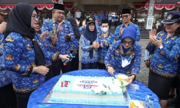 hut_ke_51_korpri_wali_kota_siantar_bagikan_kue_ke_asn_yang_ulang_tahun