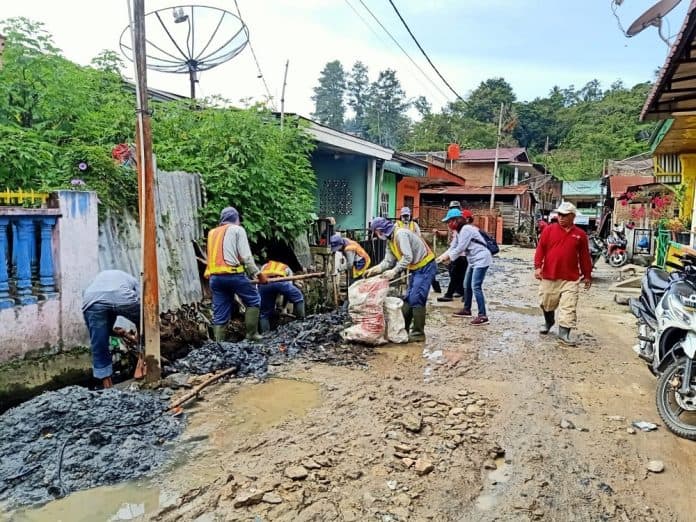 hut_ke_75_ri_warga_parapat_dan_sibaganding_gotong_royong