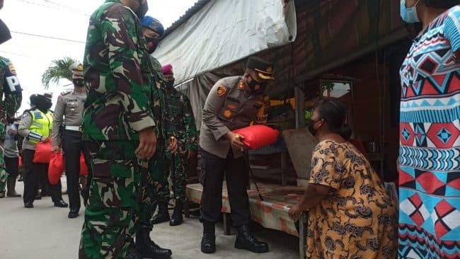 hut_tni_ke_76_yonmarhanlan_dan_polres_pelabuhan_belawan_berbagi_sembako
