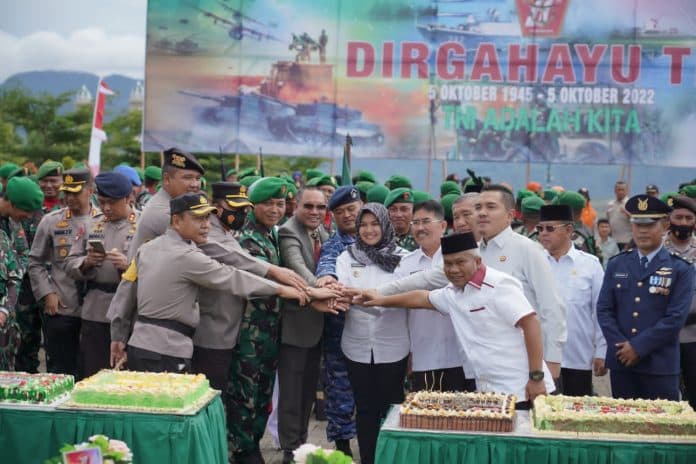 hut_tni_ke_77_bupati_pakpak_bharat_didaulat_gunting_pita