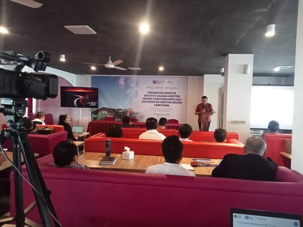 iakn_tarutung_ganti_nama_jadi_universitas_kristen_negeri