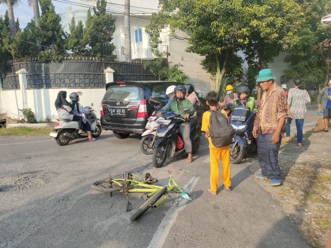 ibu_dan_anak_jatuh_keserempet_mobil_di_jalan_sei_kera