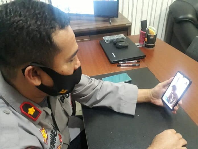ibu_ini_menangis_saat_video_call_dengan_kapolsek_medan_helvetia_ada_apa