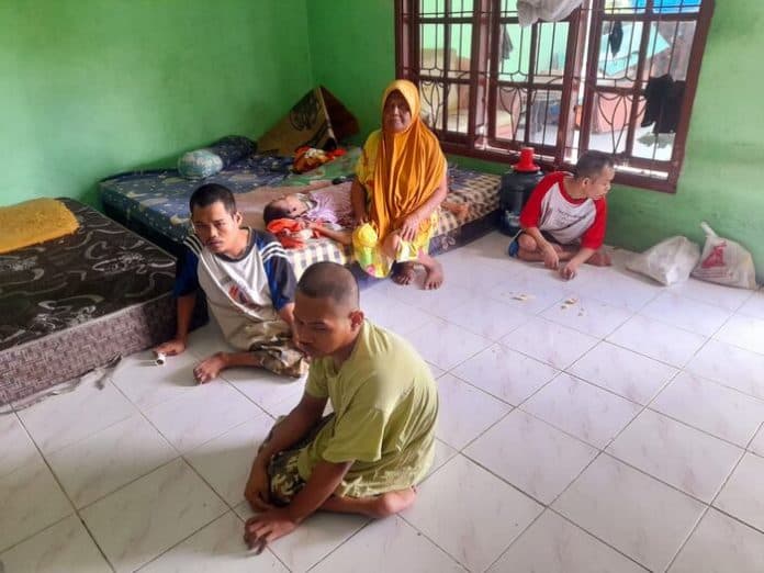 ibu_lansia_hidup_bersama_empat_orang_anak_lumpuh_layu_butuh_uluran_tangan