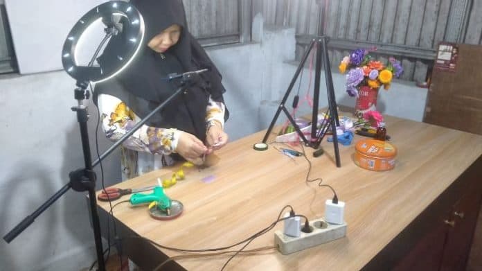 ibu_rumah_tangga_berkreasi_buat_konten_di_youtube