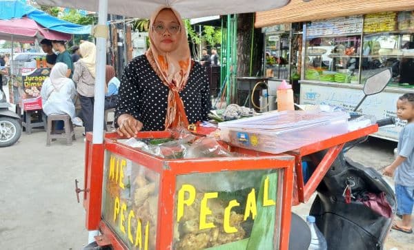 ibu_satu_anak_di_medan_jual_mie_pecal_bermodal_pengalaman_kerja