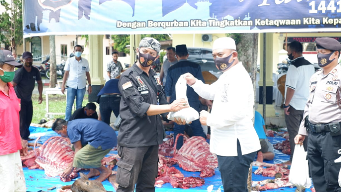 idul_adha_1441_h_polres_simalungun_potong_8_lembu_dan_3_kambing