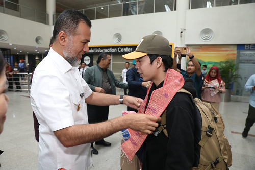 ijeck_bersama_bp2mi_sambut_kepulangan_pmi_di_bandara_kualanamu