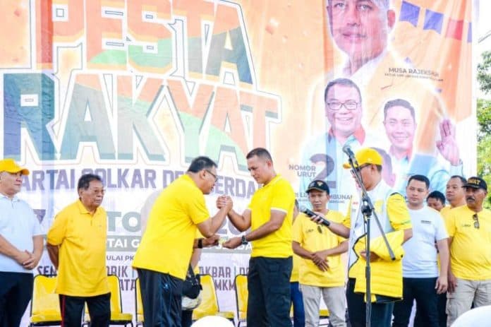 ijeck_serahkan_kta_asri_ludin_tambunan_sah_menjadi_kader_partai_golkar