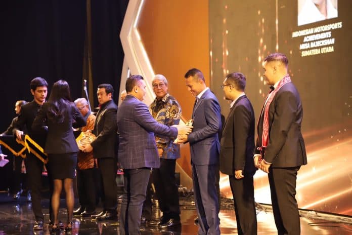 ijeck_terima_penghargaan_indonesian_motorsport_achievement_imi_awards_2023