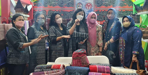 ikut_inacraf_2022_dekranasda_toba_berharap_produk_unggulan_makin_dikenal