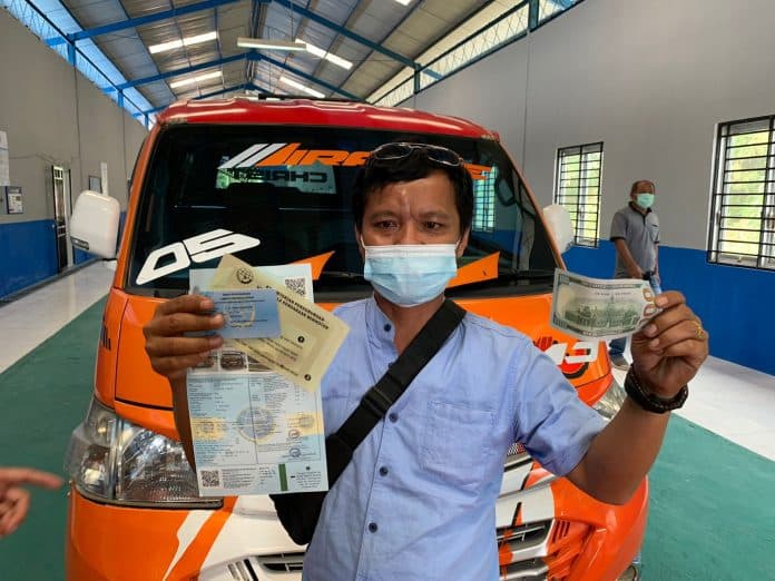 ikuti_uji_kir_perdana_bupati_simalungun_berikan_uang_dollar_kepada_sopir_angkot