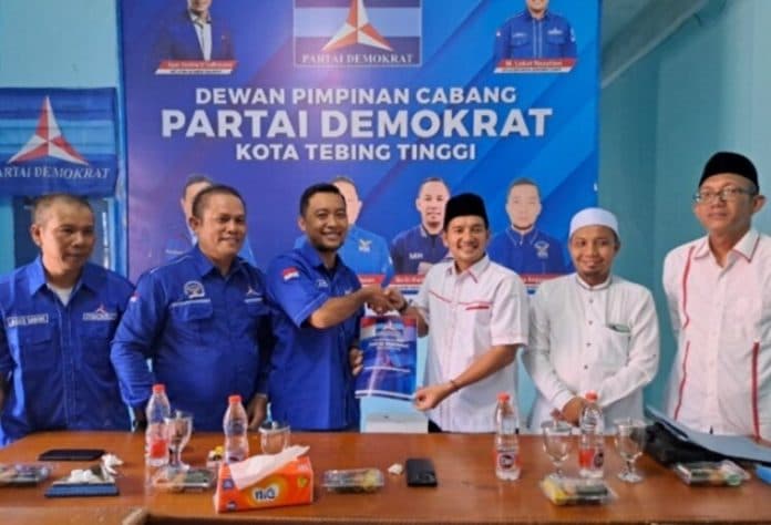 iman_saragih_resmi_mendaftar_balon_wali_kota_tebing_tinggi_ke_demokrat