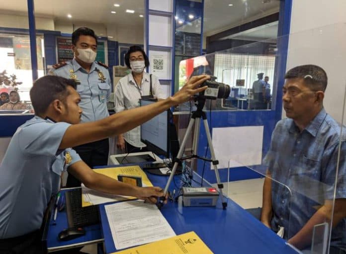 imigrasi_tanjungbalai_prioritaskan_layanan_kepada_lansia