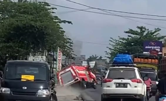 ingin_bantu_padamkan_kebakaran_di_asahan_mobil_damkar_labura_terbalik